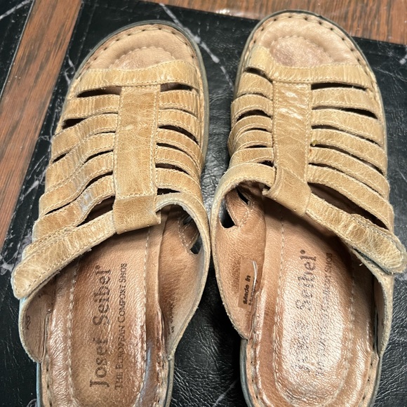 Josef Seibel slides with a 1-1/2” wedge heel - Picture 2 of 7